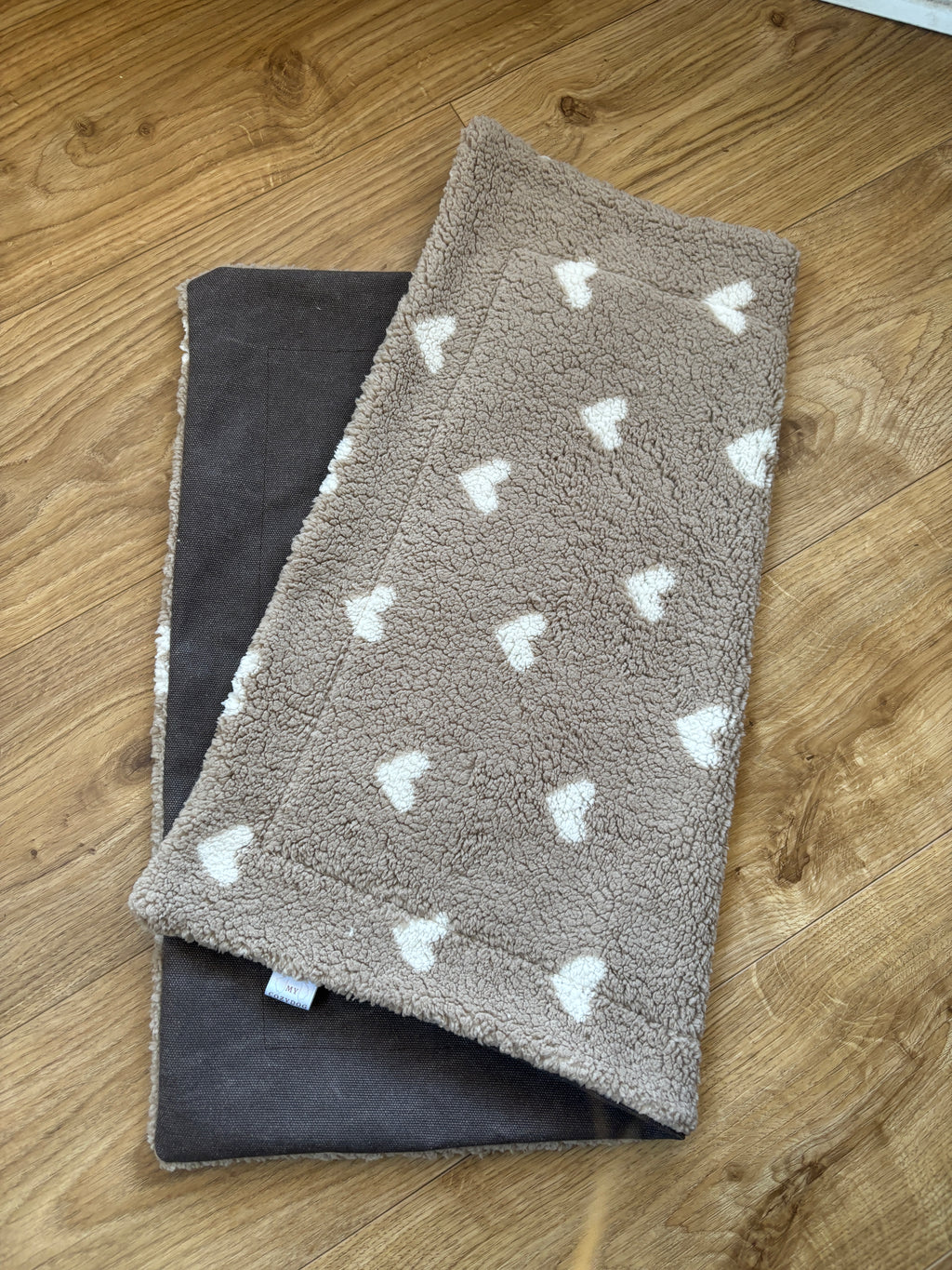 Outdoor Reisedecke Herzchen Braun 50x60cm